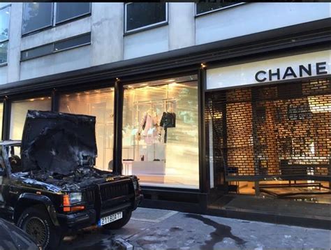 braquage chanel|Paris : Une boutique Chanel braquée à la voiture .